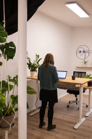 Coworker am Stehschreibtisch